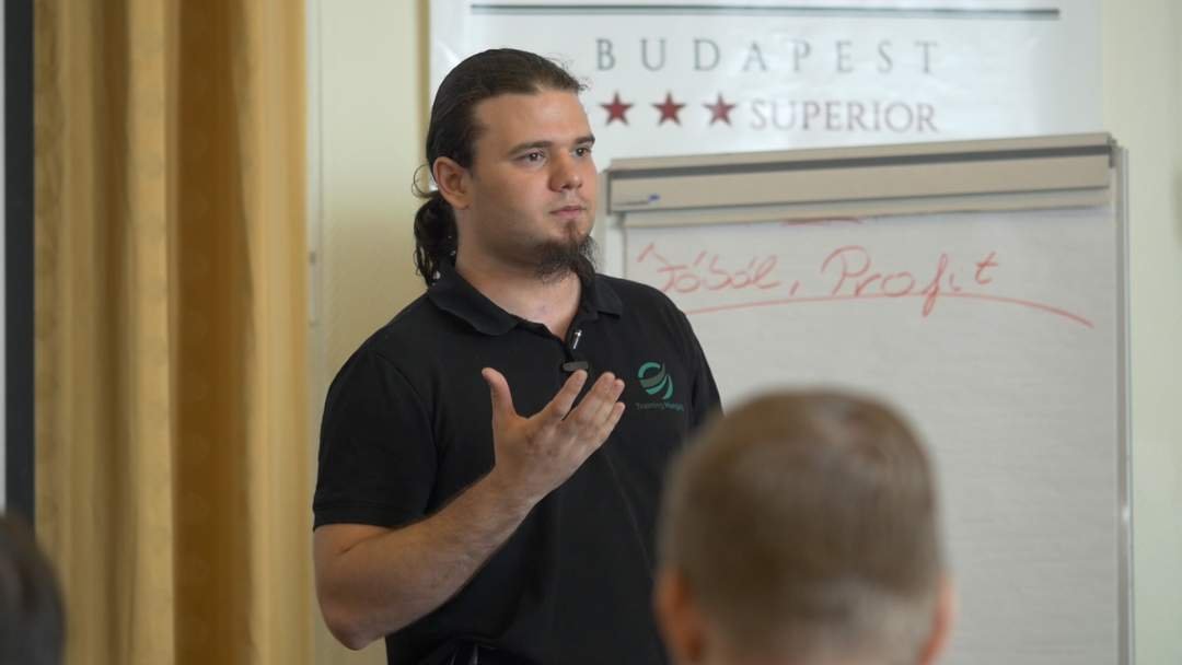 Märcz Rajmund előadás közben egy Training Hungary képzésen